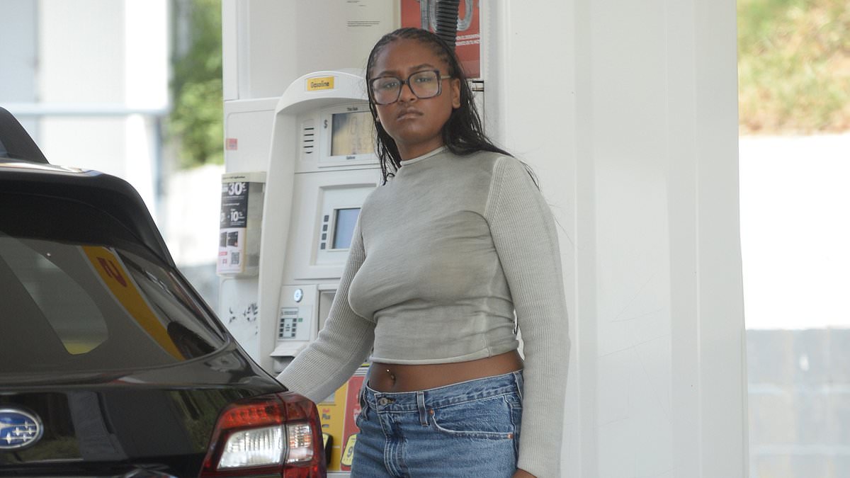 PICTURE EXCLUSIVE: Sasha Obama pumps gas in LA